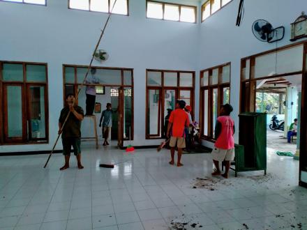 Bersih - bersih masjid Al Huda Tanjung lor, dalam rangka menyongsong bulan puasa